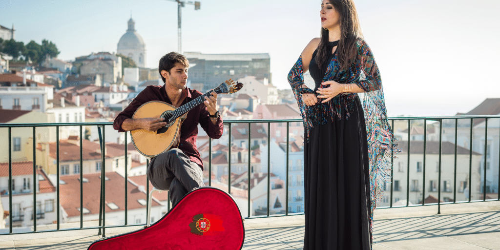 Chanteuse de fado avec guitarre tradition portugaise
