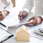 Personne qui signe un prêt immobilier au Portugal