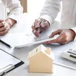Personne qui signe un prêt immobilier au Portugal